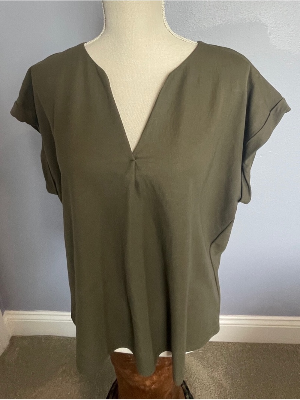 bobeau Olive Notch-Neck Short Sleeve Blouse women’s L